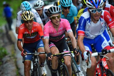 Yates pierde tiempo, pero sigue de líder