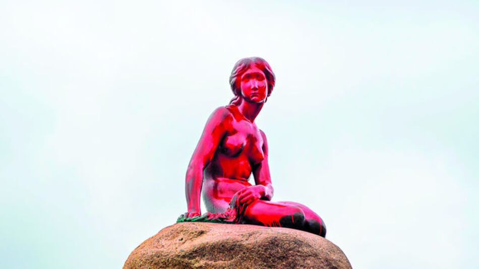 Activistas rocían con pintura roja a ‘Sirenita’ danesa