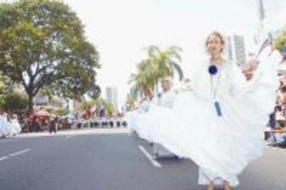 Los desfiles patrios engalanan la ciudad