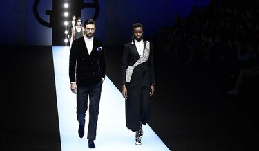 Contra la moda del espectáculo, Giorgio Armani aporta su clasicismo