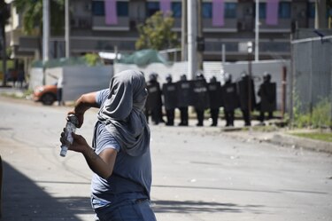 Obreros y policías, enfrentados en las afueras de la sede del PRD