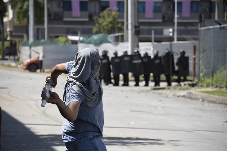 Obreros y policías, enfrentados en las afueras de la sede del PRD