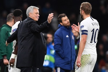 Tottenham remonta un 0-2 y clasifica a octavos en el retorno de Mourinho
