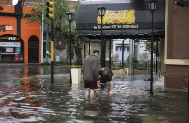 Temporal en Buenos Aires causa inundaciones y destrozos, sin víctimas