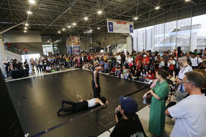 Pasajeros se conectan con la emoción de la danza moderna en el Metro de Panamá