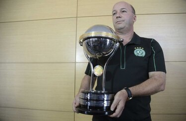 Independiente Santa Fe entrega réplica de Copa Sudamericana al Chapecoense