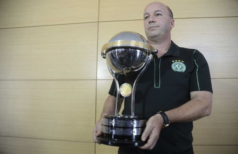 Independiente Santa Fe entrega réplica de Copa Sudamericana al Chapecoense