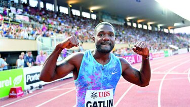 Justin Gatlin domina en los 100 metros planos