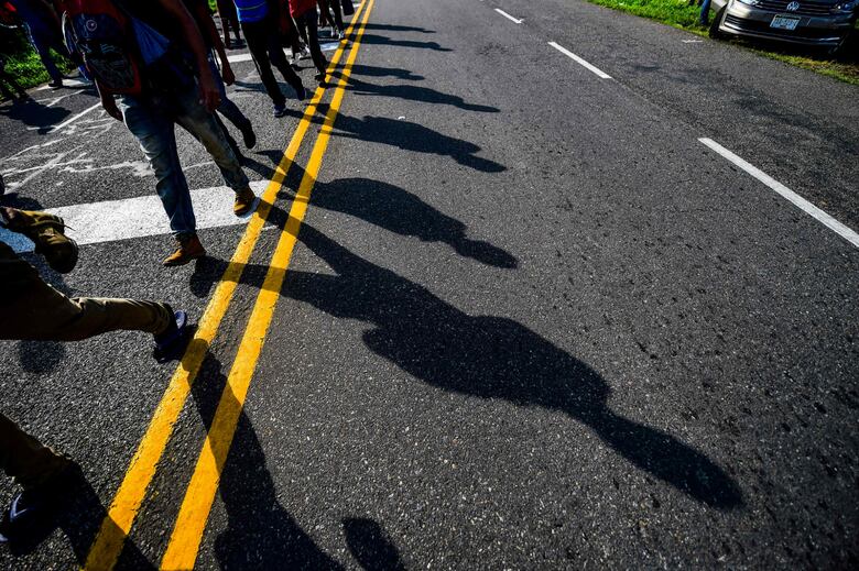 Migrantes en México reanudan la marcha hacia Estados Unidos