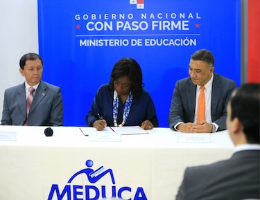 Meduca firma contrato millonario para internet de alta velocidad a más de 3,000 escuelas