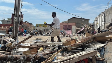 Buscando cualquier cosa para comer por las calles: la desesperación en Jamaica tras la devastación causada por el huracán Melissa