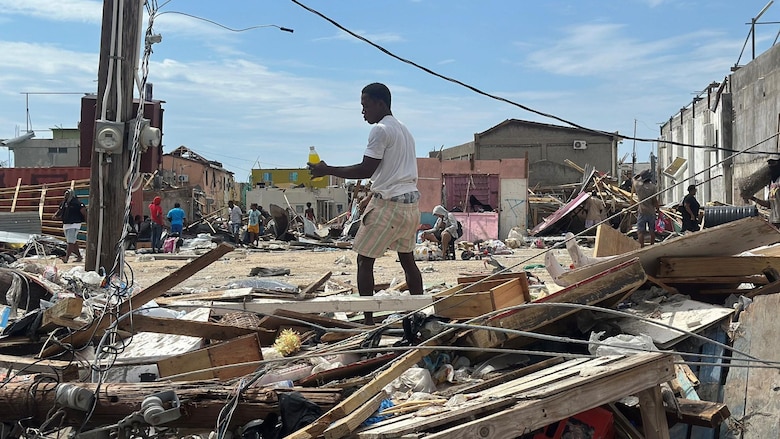 Buscando cualquier cosa para comer por las calles: la desesperación en Jamaica tras la devastación causada por el huracán Melissa