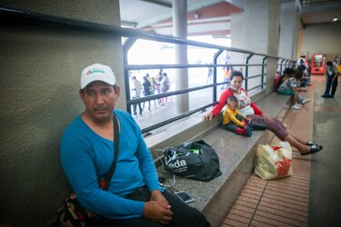 Migrantes están varados en Panamá: un grupo pernoctó en la terminal de Albrook y otro en hoteles