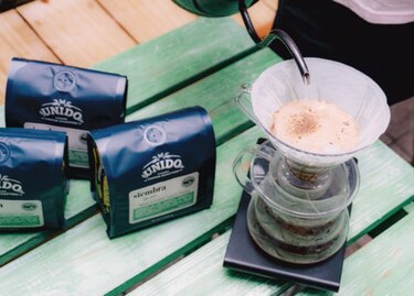 Un café con ritmos y notas musicales