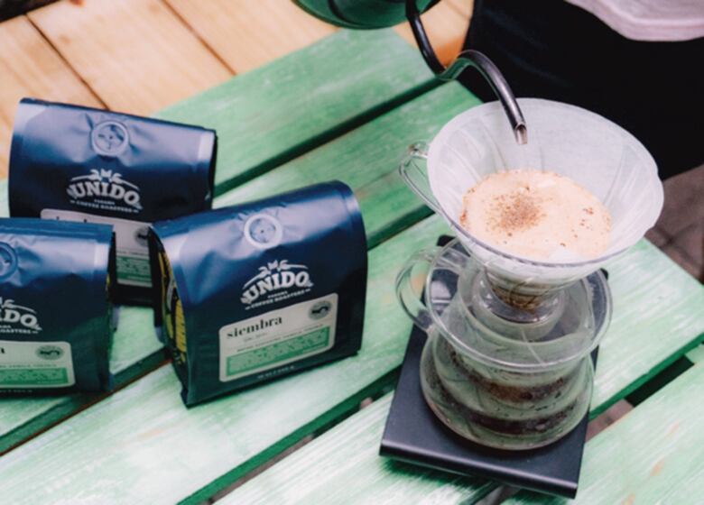 Un café con ritmos y notas musicales