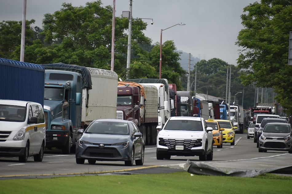 Reportan largas filas y congestionamiento de camiones de carga entre Corozal y Balboa