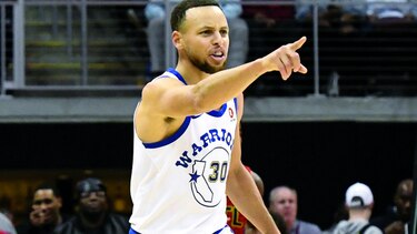 Curry anota 28 pese a lastimarse el tobillo