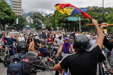 Cientos de motorizados protestan en Caracas contra los resultados de las presidenciales