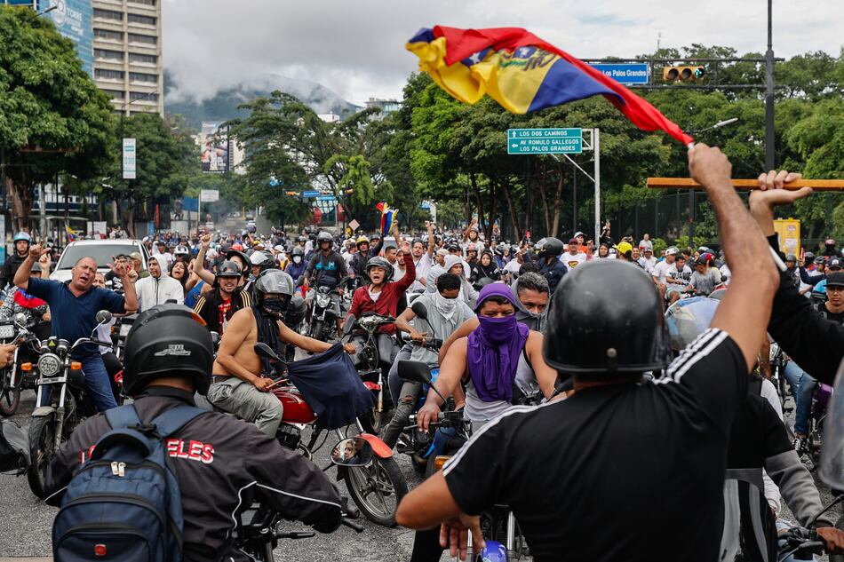 Cientos de motorizados protestan en Caracas contra los resultados de las presidenciales