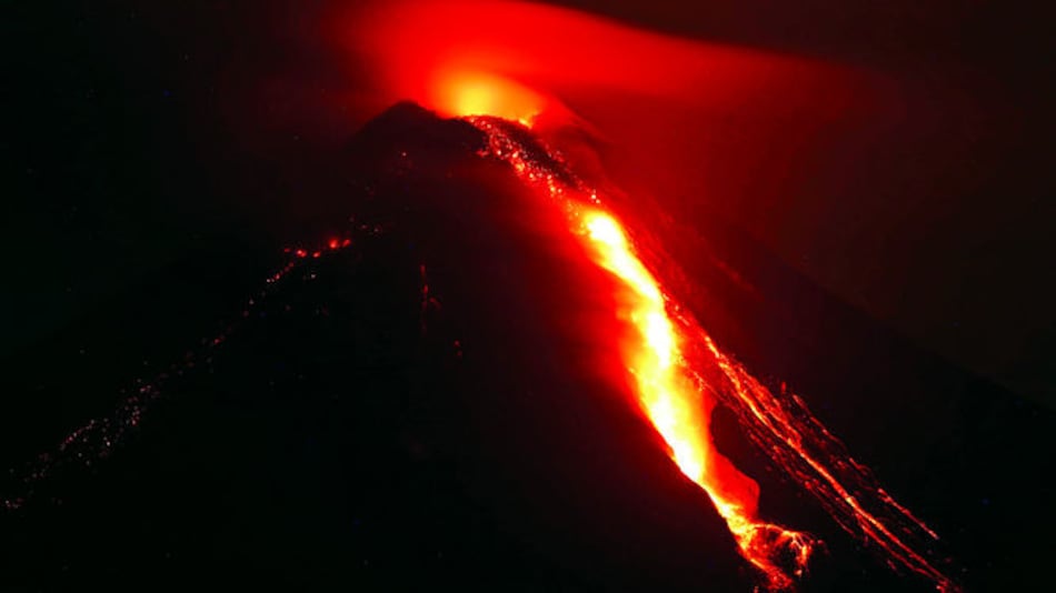 Declaran emergencia en 5 municipios por erupción