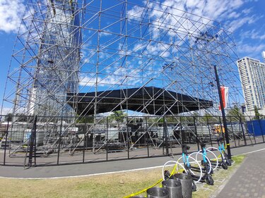 Carnaval en la cinta costera: Empiezan a instalar la tarima principal