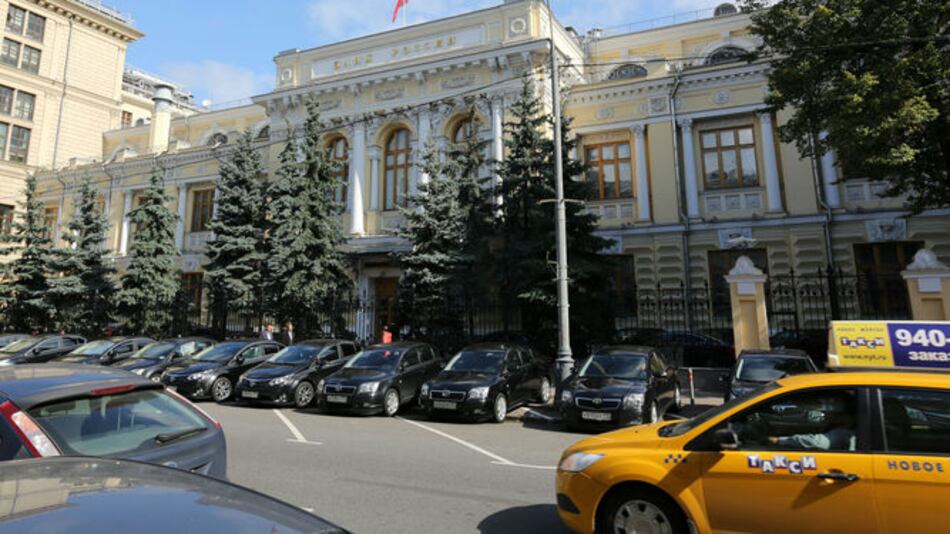 Rusia prohíbe conducir autos a personas con 'desórdenes sexuales'