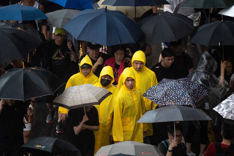 Gigantesca manifestación convoca a cientos de miles en Hong Kong pese a tormenta
