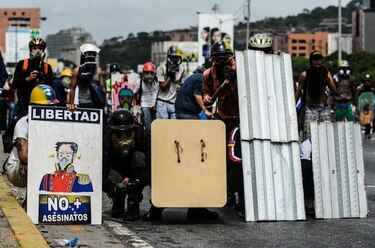 Alcaldes amenazados con cárcel por bloqueos en protestas en Venezuela
