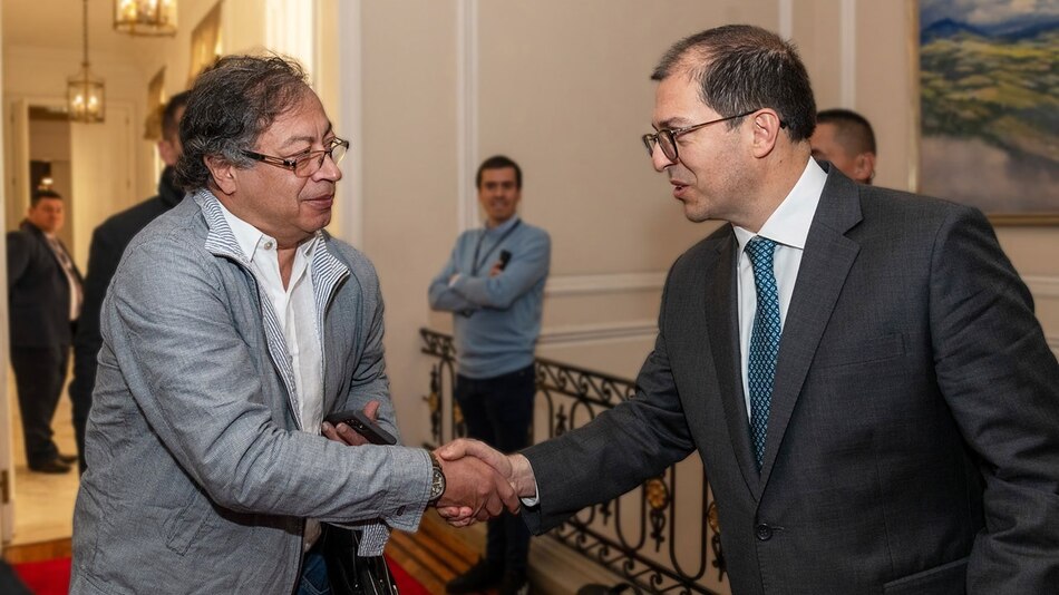Gustavo Petro se reúne con el fiscal colombiano por amenazas de la guerrilla del ELN