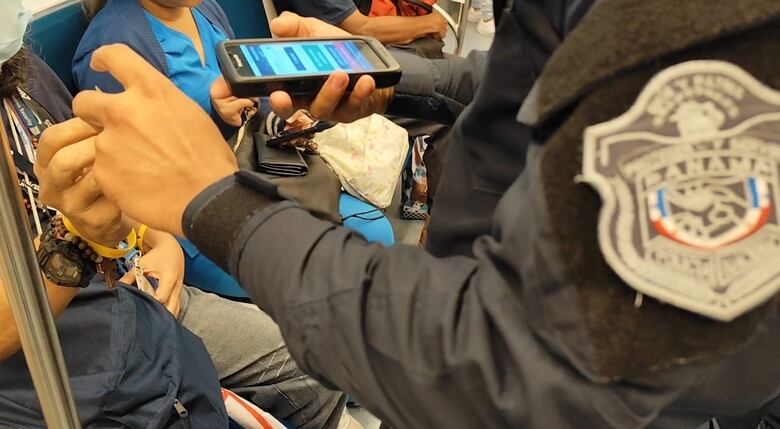 Operativos en las estaciones del metro: policía le cae a los vendedores ambulantes en los trenes