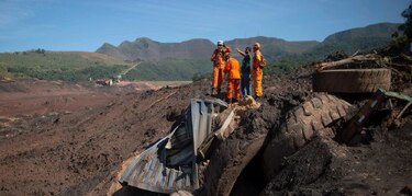 Sube a 121 el número de muertos por desastre minero en Brasil