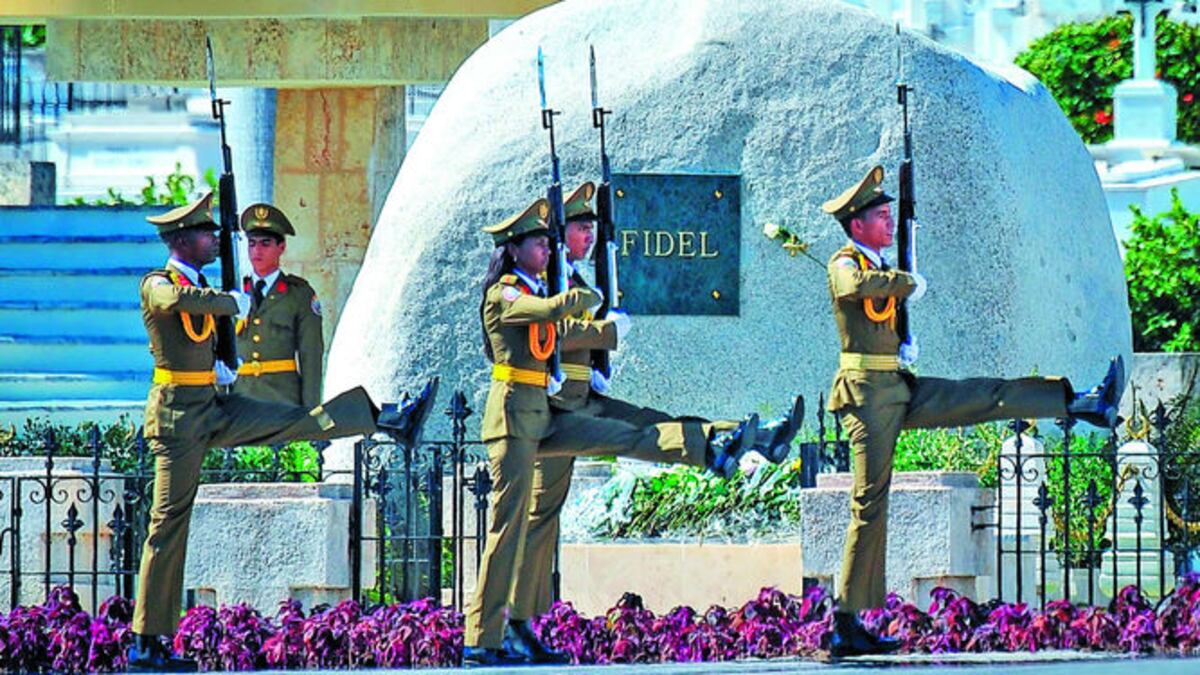 Una guardia de honor desfila frente a la tumba de Fidel Castro en Santiago de Cuba. La ceremonia no fue transmitida a través de la televisión pública cubana y solo se