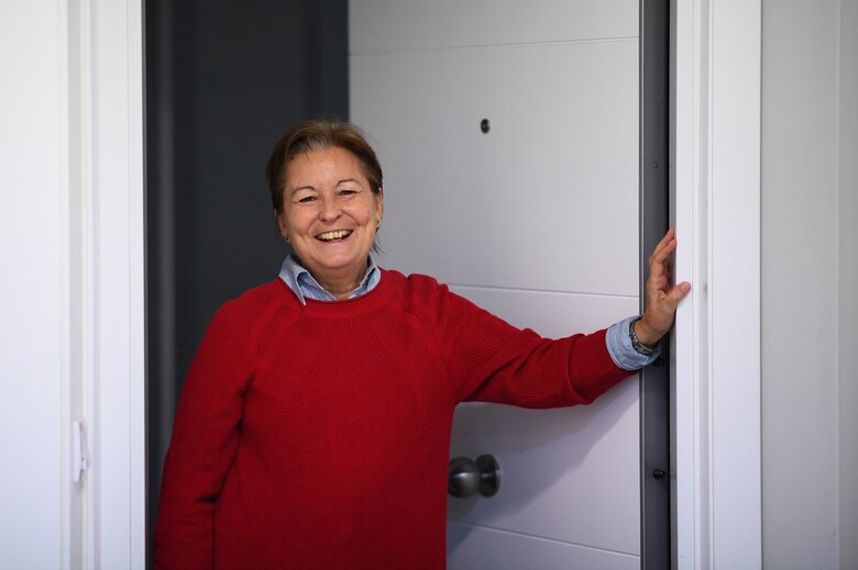 Abuelas españolas bailan o hacen jardinería confinadas en sus casas