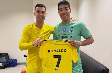 Cristiano Ronaldo le firma camiseta al panameño Orlando Mosquera