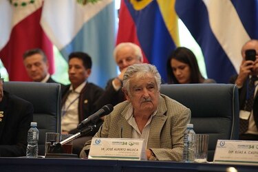 Expresidente Mujica irrumpe en Venecia con un filme sobre los horrores de la dictadura