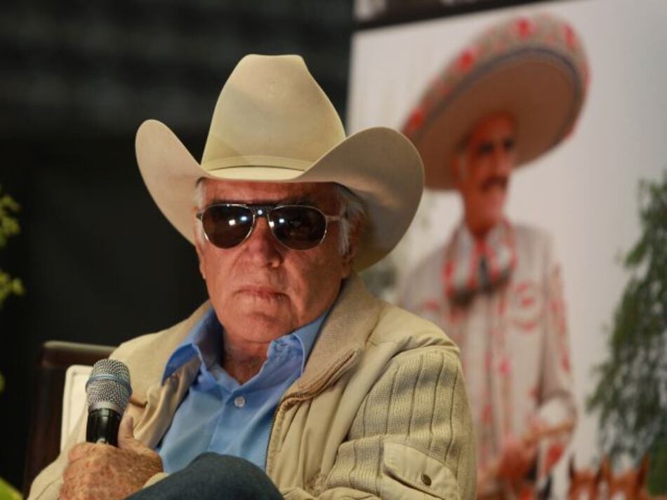 Vicente Fernández demanda a promotora de concierto