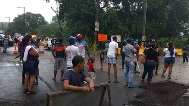 Cierres de vías afectan a cientos de personas en Colón