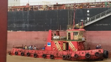 “Nos vimos forzados a romper y quemar la madera del barco para cocinar”: por qué miles de marineros son abandonados cada año en sus buques