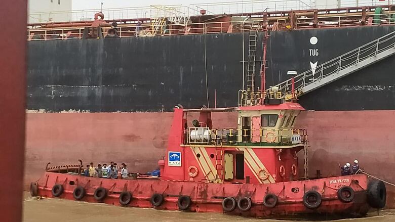 “Nos vimos forzados a romper y quemar la madera del barco para cocinar”: por qué miles de marineros son abandonados cada año en sus buques