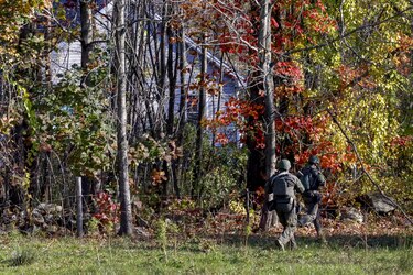 Autoridades levantan la orden de refugio en Maine mientras sigue la caza del tiroteador