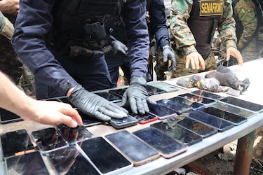 Reclusos daban órdenes desde La Joyita con más de 400 celulares, antena Wifi y paneles solares descubiertos tras tres días de requisa
