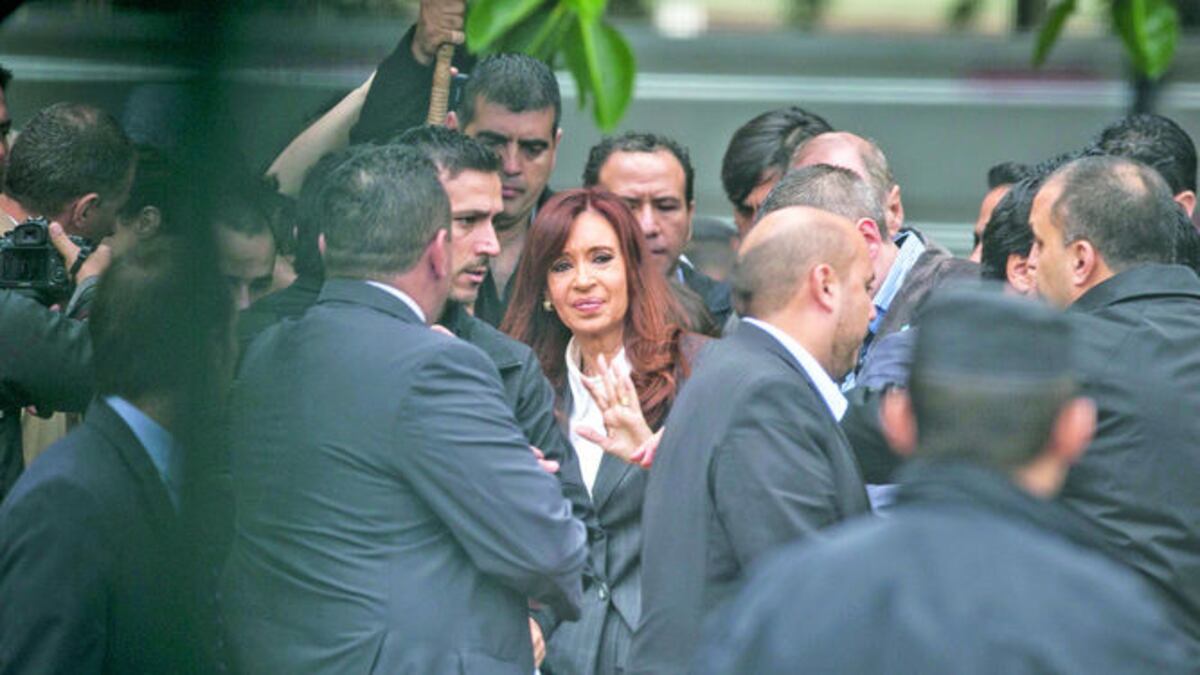 El pasado 13 de abril, la expresidenta Cristina Fernández (c) acudió ante el juez federal Claudio Bonadío, que la citó a declarar sobre operaciones cambiarias denominadas ‘dólar