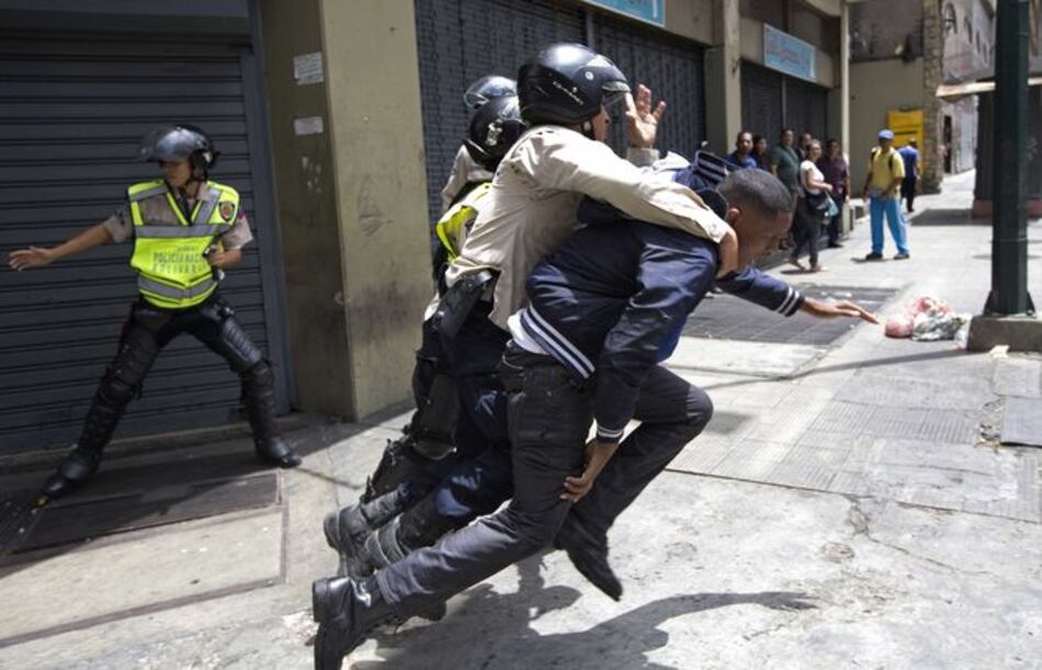 Video: Militares y chavistas armados roban y golpean a 17 periodistas en Venezuela