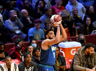 El dominicano-estadounidense Towns conquista el concurso de triples