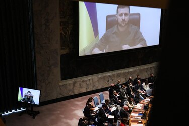 Zelenski hace difundir ante la ONU unas imágenes muy duras de muertos en Ucrania