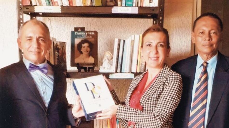 Academia Panameña de la Lengua Española dona diccionario al Instituto Cultural