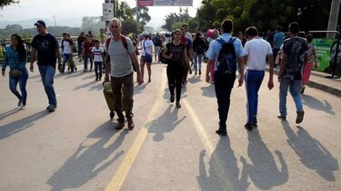 Oposición venezolana advierte a militares que cruzarían la 'línea roja' si bloquean ayuda humanitaria