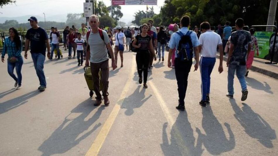 Oposición venezolana advierte a militares que cruzarían la 'línea roja' si bloquean ayuda humanitaria