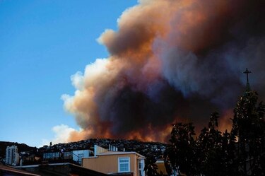 Decretan alerta roja por gigantesco incendio forestal en Valparaíso, Chile