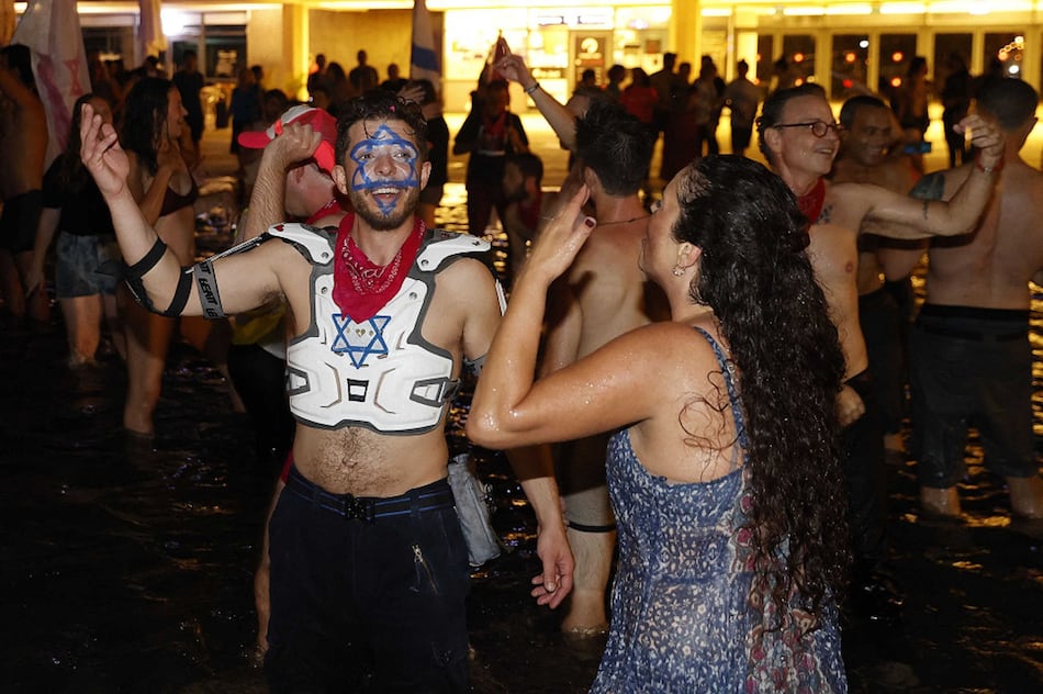 Tel Aviv festeja partida de Netanyahu con espuma y banderas